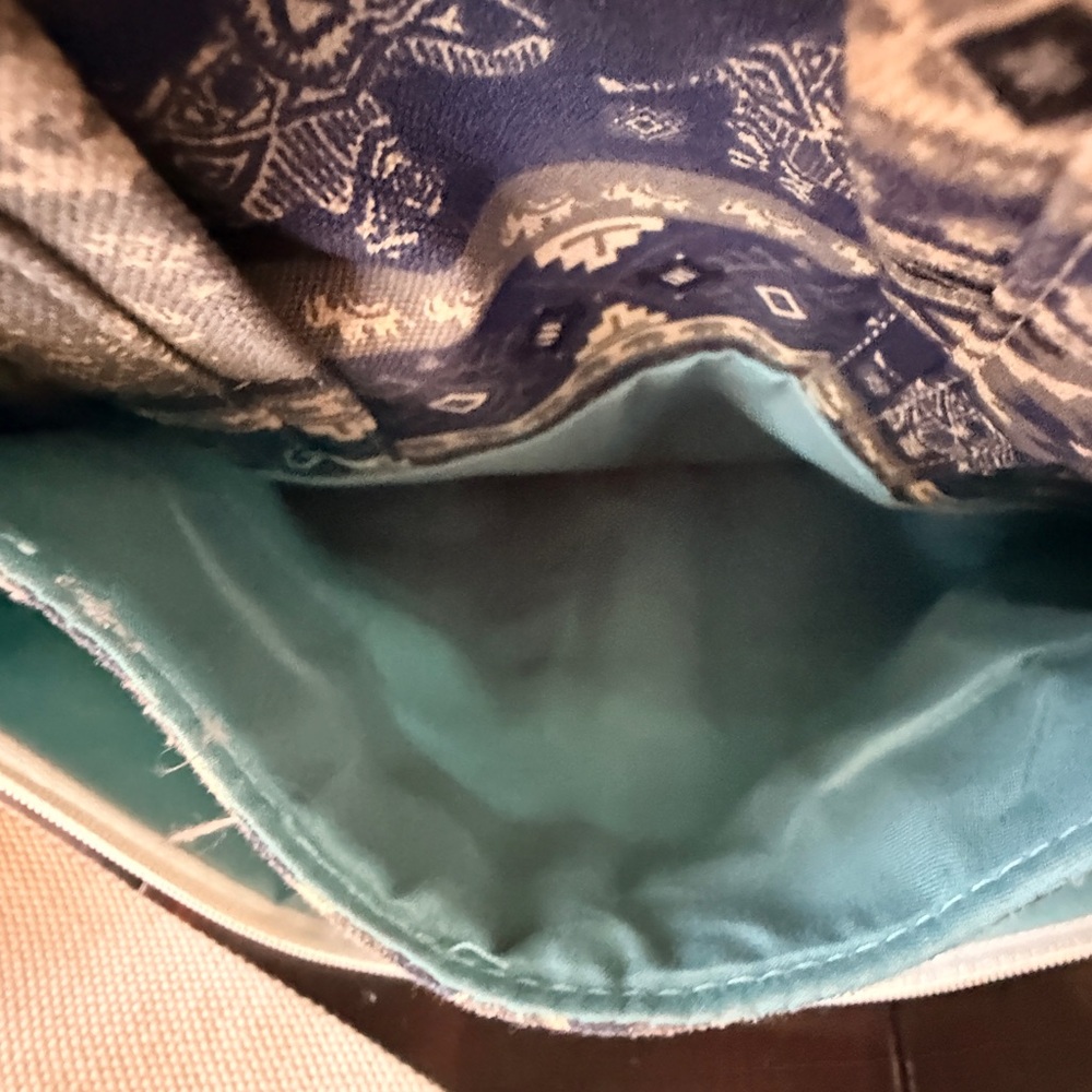 Canvaslove laptop bag
Blue Tribal Print
Crossbody or Briefcase 
Many pockets EUC - Picture 11 of 16